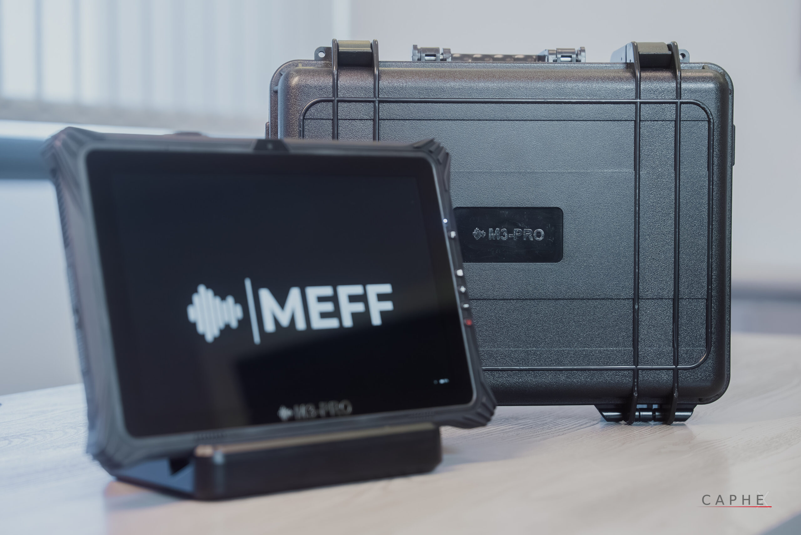 Images illustrant l'usage de matériels MEFF récents pour réaliser une analyse des terminaux mobiles